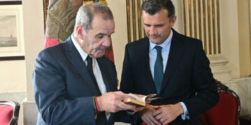 Allamand curiosea el regalo del alcalde / FOTO: Eulogio García
