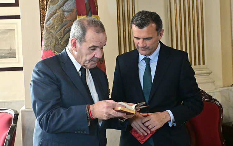 Allamand curiosea el regalo del alcalde / FOTO: Eulogio García