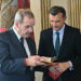 Allamand curiosea el regalo del alcalde / FOTO: Eulogio García
