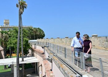 El alcalde y su concejala de Cultura supervisando el paseo / FOTO: Eulogio García