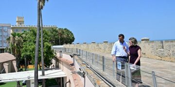 El alcalde y su concejala de Cultura supervisando el paseo / FOTO: Eulogio García