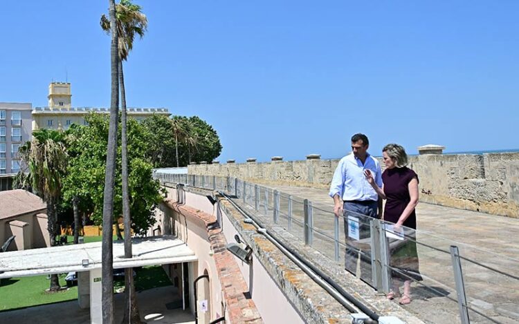 El alcalde y su concejala de Cultura supervisando el paseo / FOTO: Eulogio García