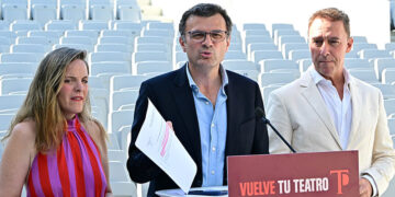 El alcalde defendiendo el nombre de Pemán junto a González y Cossi / FOTO: Eulogio García