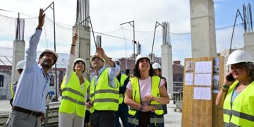La comitiva del alcalde supervisando la obra / FOTO: Eulogio García