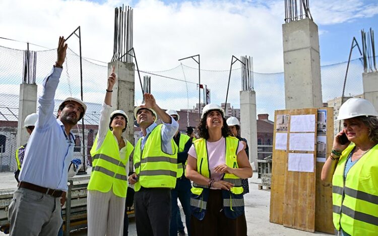 La comitiva del alcalde supervisando la obra / FOTO: Eulogio García