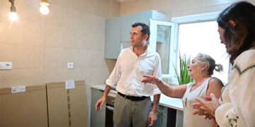 La alcaldesa y la edil de Vivienda supervisan las mejoras ejecutadas / FOTO: Eulogio García