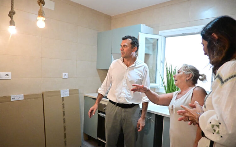 La alcaldesa y la edil de Vivienda supervisan las mejoras ejecutadas / FOTO: Eulogio García