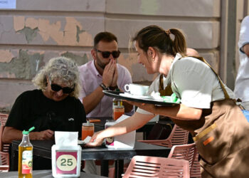 Hora del desayuno en una terraza de la capital / FOTO: Eulogio García