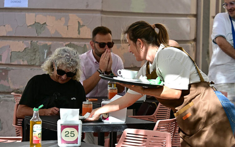 Hora del desayuno en una terraza de la capital / FOTO: Eulogio García