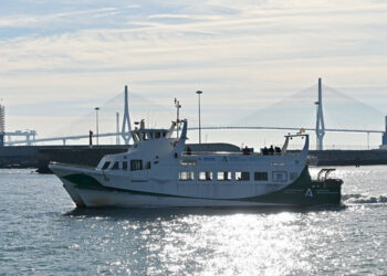 El catamarán y el segundo puente, dos de los símbolos de unión de la Bahía / FOTO: Eulogio García