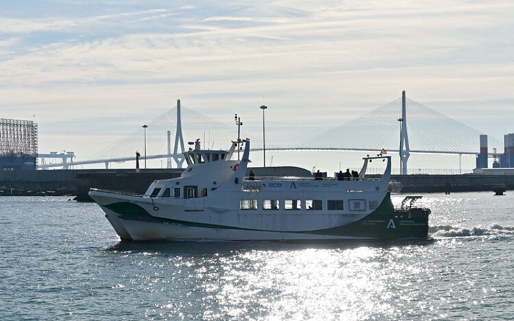 El catamarán y el segundo puente, dos de los símbolos de unión de la Bahía / FOTO: Eulogio García