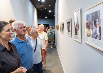 La alcaldesa visitando la exposición / FOTO: Ayto.
