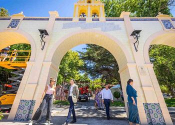 Cavada y concejales supervisan los últimos detalles del real / FOTO: Ayto.