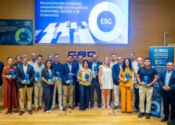 Posado con los premiados / FOTO: CEC