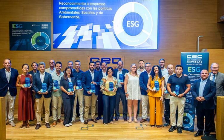 Posado con los premiados / FOTO: CEC