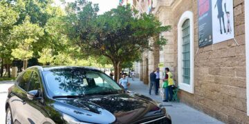 Vehículo de la Guardia Civil a las puertas del Palacio Provincial / FOTO: Eulogio García