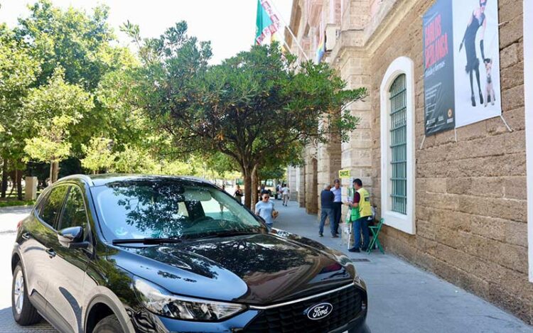 Vehículo de la Guardia Civil a las puertas del Palacio Provincial / FOTO: Eulogio García