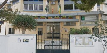 A la entrada del colegio público José Luis Poullet