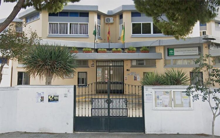 A la entrada del colegio público José Luis Poullet