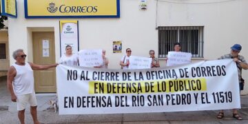 Vecinos concentrados a las puertas de la oficina del Río / FOTO: cedida