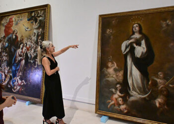 Del Pozo se recrea ante las pinturas ya remozadas / FOTO: Eulogio García