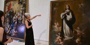 Del Pozo se recrea ante las pinturas ya remozadas / FOTO: Eulogio García