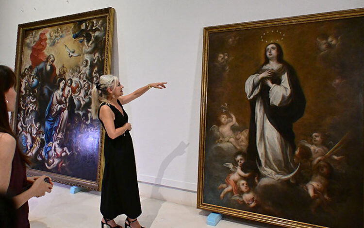 Del Pozo se recrea ante las pinturas ya remozadas / FOTO: Eulogio García