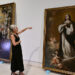 Del Pozo se recrea ante las pinturas ya remozadas / FOTO: Eulogio García