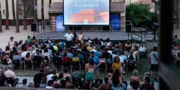 Proyectando cortometrajes en Santa Catalina / FOTO: Alcances