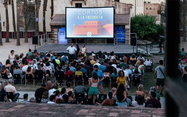 Proyectando cortometrajes en Santa Catalina / FOTO: Alcances