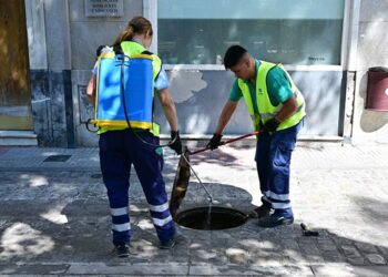 Trabajando en el alcantarillado del centro histórico / FOTO: Eulogio García