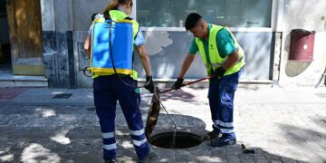 Trabajando en el alcantarillado del centro histórico / FOTO: Eulogio García