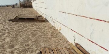 Abandono y dejadez en uno de los muros del paseo de la playa Victoria / FOTO: PSOE