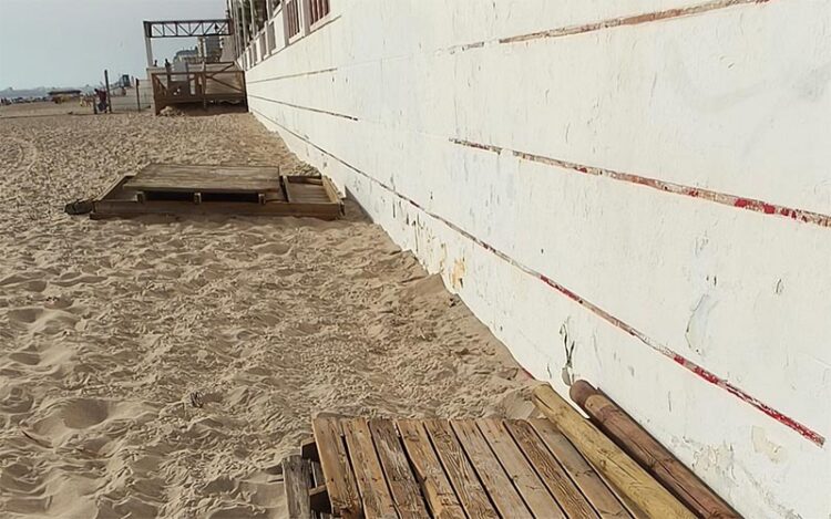 Abandono y dejadez en uno de los muros del paseo de la playa Victoria / FOTO: PSOE