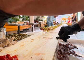 En plena elaboración del pincho XXL / FOTO: Área Sur