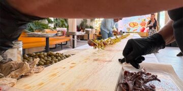 En plena elaboración del pincho XXL / FOTO: Área Sur