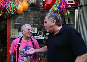 El Selu charla a las puertas de El Millonario con su responsable jubilado / FOTO: Eulogio García