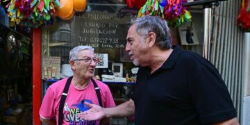 El Selu charla a las puertas de El Millonario con su responsable jubilado / FOTO: Eulogio García