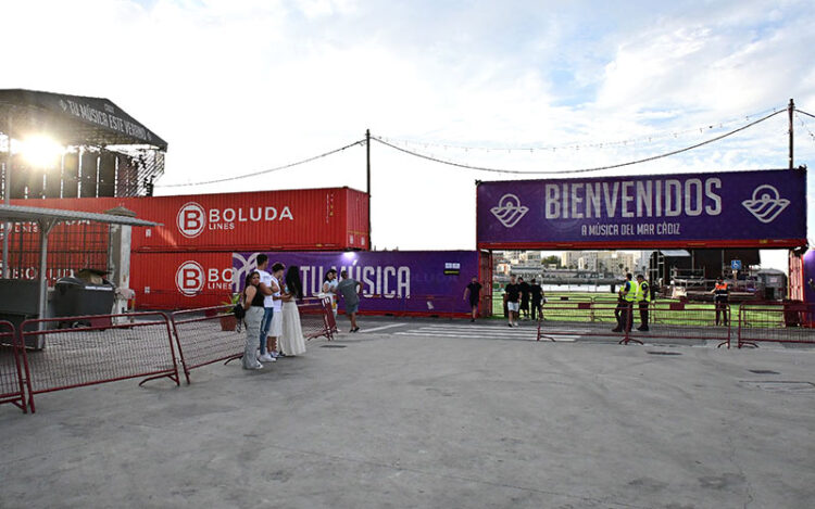 Entrada al recinto de conciertos en el Puerto de Cádiz / FOTO: Eulogio García
