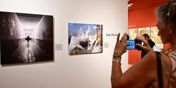 Un paseo por la muestra / FOTO: Eulogio García