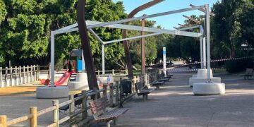 Estructura para toldos en la avenida de la Sanidad Pública / FOTO: Agaden