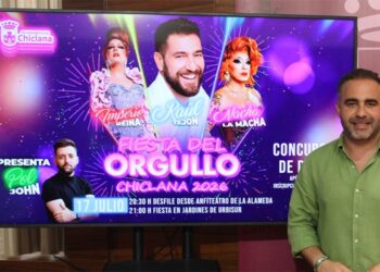 Fede Díaz con el nuevo cartel / FOTO: Ayto.