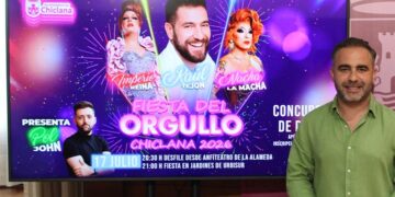 Fede Díaz con el nuevo cartel / FOTO: Ayto.