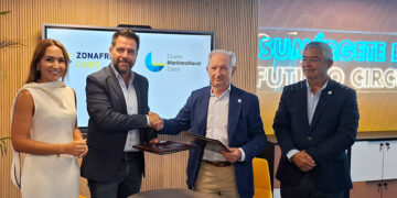 Fran González y García Zaragoza rubrican el acuerdo / FOTO: Zona Franca