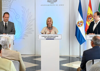 La alcaldesa entre los dos rectores / FOTO: Ayto.