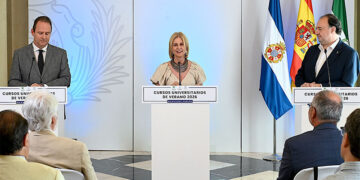 La alcaldesa entre los dos rectores / FOTO: Ayto.