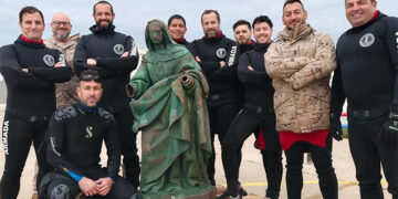 Buceadores de la Armada con la escultura tras su rescate del mar / FOTO: APBC
