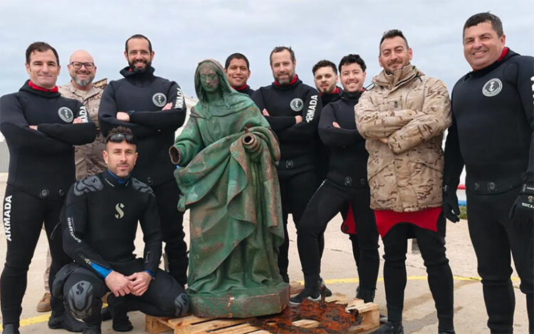 Buceadores de la Armada con la escultura tras su rescate del mar / FOTO: APBC
