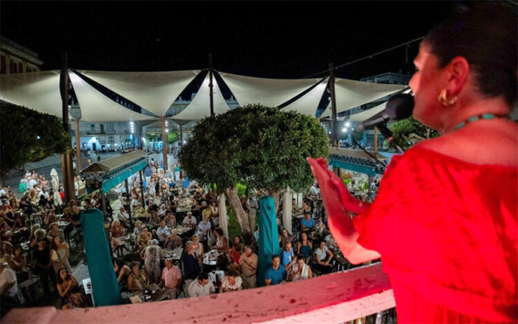 Actuando desde un balcón de la plaza del Rey / FOTO: La Isla Ciudad Flamenca
