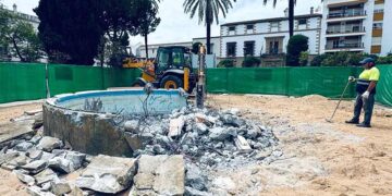 La actuación ha comenzado con la demolición de la antigua fuente / FOTO: Ayto.